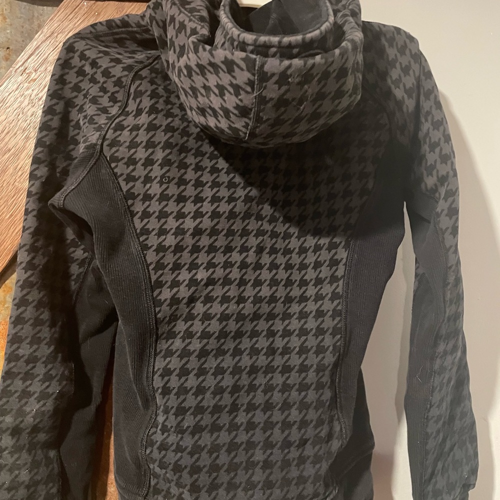 Women’s Lululemon Hoodie !  Front pockets